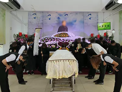 工作人員向靈柩行禮